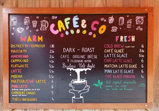 Voici les zolies zardoises de la saison 🎉
Le plus difficile sera de choisir.. sans compter toutes les suggestions du jour concoctées avec amour par:
☕🍵🍹LA TEAM BAR @sasou_og @clarissetrainel @ferrier_alice 
🍰🧁🎂 LA TEAM PÂTISSERIE @zouzcoco @pistachetsatribu 
🍳🥞🥑 LA TEAM CUISINE @ricarjohnes @lucieblablabla 

Et c'est tous les jours alors ENJOY ☀️☀️☀️ 
🩷💜🧡

Brunch . Petit dejeuner . Boulange . Coffee shop . Contis plage