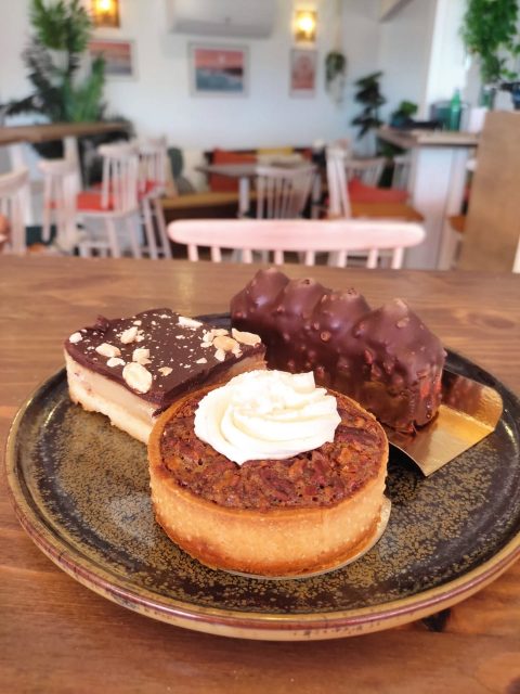 PECAN PIE / TARTE AUX NOIX DE PECAN

C'est lors de son épopée dans le sud des États-Unis en 1467 que Peki de Contis des Landes de Gascogne découvrit la Tarte aux Noix de Pécan. 
Pecan/Peki, il ne lui en fallut pas d'avantage pour y voir un signe, une promesse, un horizon, il décida de ramener sa découverte à la maison. 
Une chose pourtant le tracassait: La Tarte aux Noix de Pécan était traditionnellement servie lors de Thanksgiving, or, il se trouvait que Peki de Contis des Landes de Gascogne n'avait à recevoir ni à donner aucun pardon.
C'est pendant sa grande traversée de l'Atlantique en planche de seurf que lui vint la solution: il servirait le dessert touteu la saison. 
Dès lors il se rejouissit d'imaginer tous les petits privilégiés qui allaient pouvoir la déguster avec pourquoi pas, un bon café. 

🥧☕