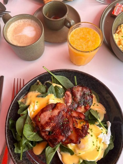 Merci à @axrnlt pour sa fidélité 🧡 
Yummy Brunch de compèt jusqu'à 14h tous les jours ☀️ 

#contis #contisplage #coffeeshop

Petit dej . brunch . Œufs brouillés, au plat ou benedicte . Café . Coffee . Jus de fruits . Smoothies . Sandwichs . Pain bio . Viennoiseries bio.  Pâtisseries. Carrot cake . Banana bread . Banoffee. Matcha . Latte art .  Homemade ☀️