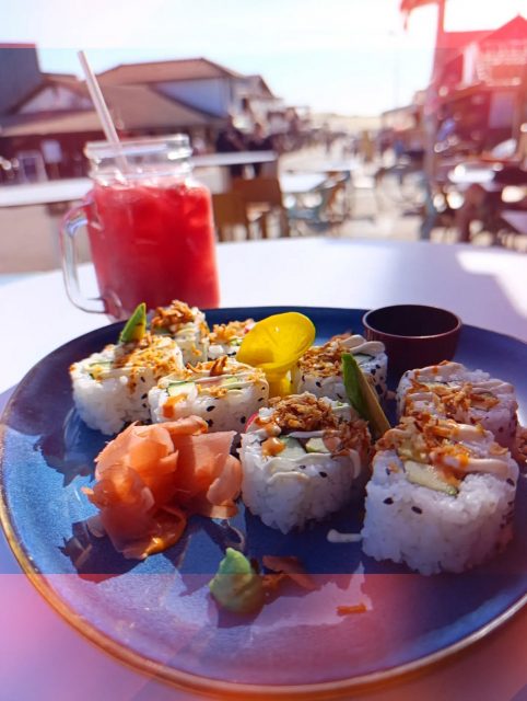 🍣 PEKI SUSHI 🍣
avec de bons produits frais et préparés maison.
Toute la semaine, des petits plateaux ready to go sont en vitrine et à partir du vendredi 3 juillet ils seront préparés minute à la carte de 18h jusqu'à 22h tous les jours non stop! 🎉
On vous attend 🎊
Yummy . Contis . Plage . Fraîcheur . Restaurant . Café . Boulange . Pâtisserie . Smoothies . Brunchs . Petit dejs . Sandwichs . Sushis . Les Landes . Vacances . Bonheur .